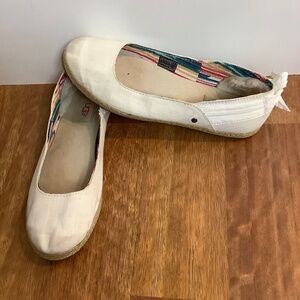 UGG cute fabric flats Sz 8
